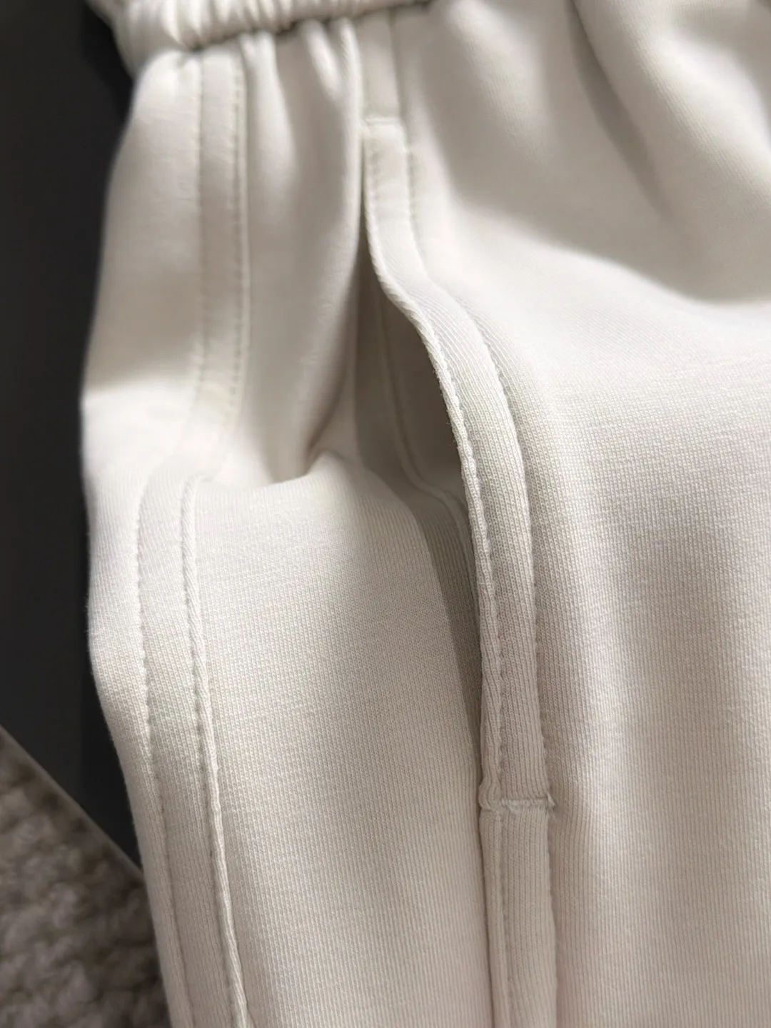 Next day shipment P195 Balenciaga High Quality 2026 Autumn and Winter New Arrival elastic band casual pants, counter-customized fabrics, Breathable, high comfort, impeccable details, brand element design concept, reflecting high quality. It feels delicate and soft! It presents a casual cut and the upper body shape is great! Sizes:S-3XL